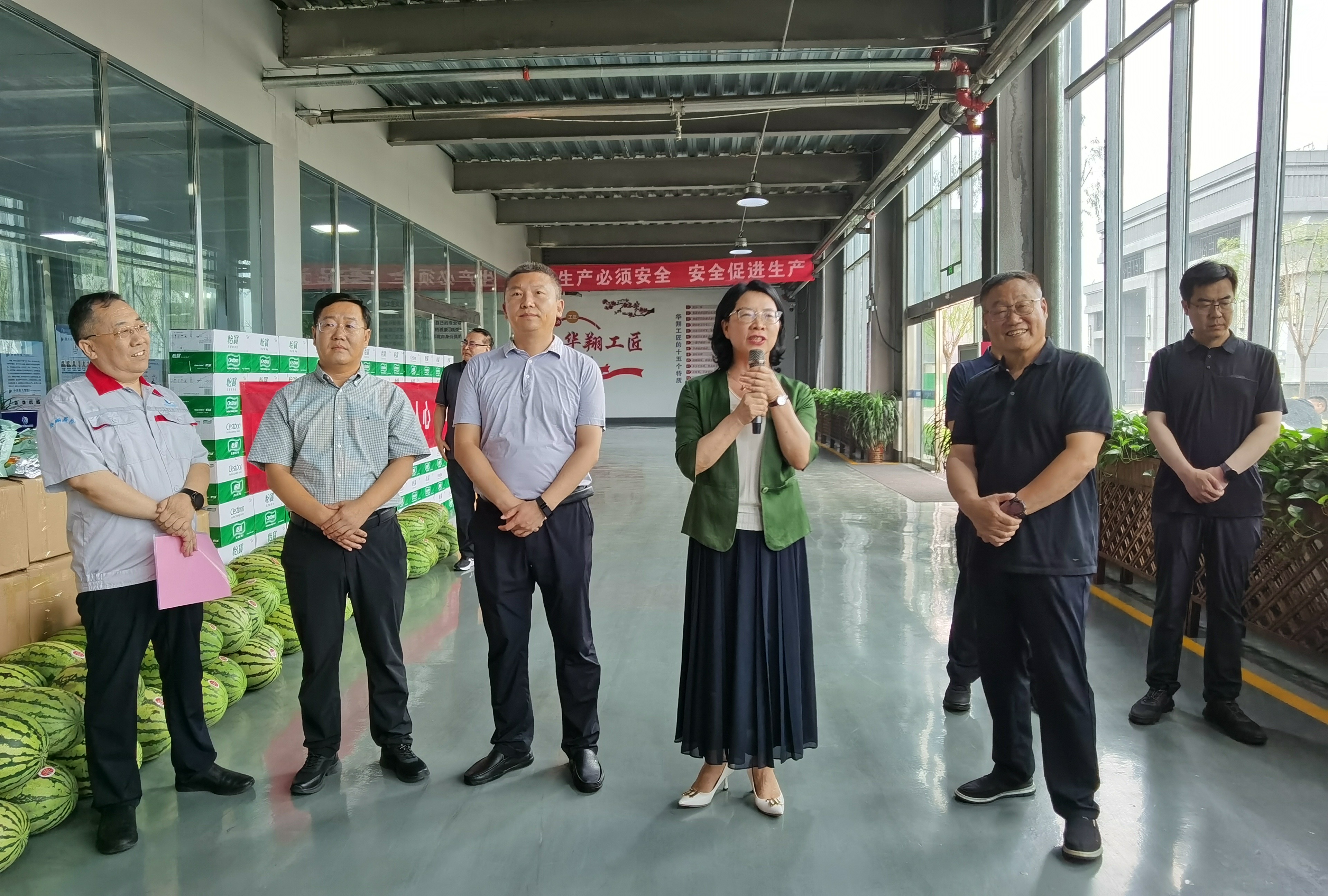 清涼慰問暖人心、凝心聚力鼓干勁